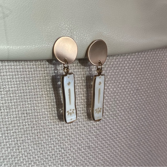 Golden and white handcrafted drop earrings. - Picture 4 of 5